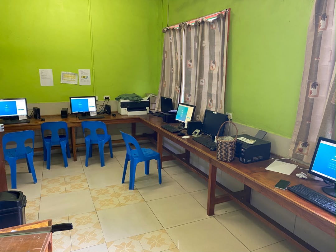 The computer lab at Kokopo Technical Secondary School with multiple stations running e-skul PNG